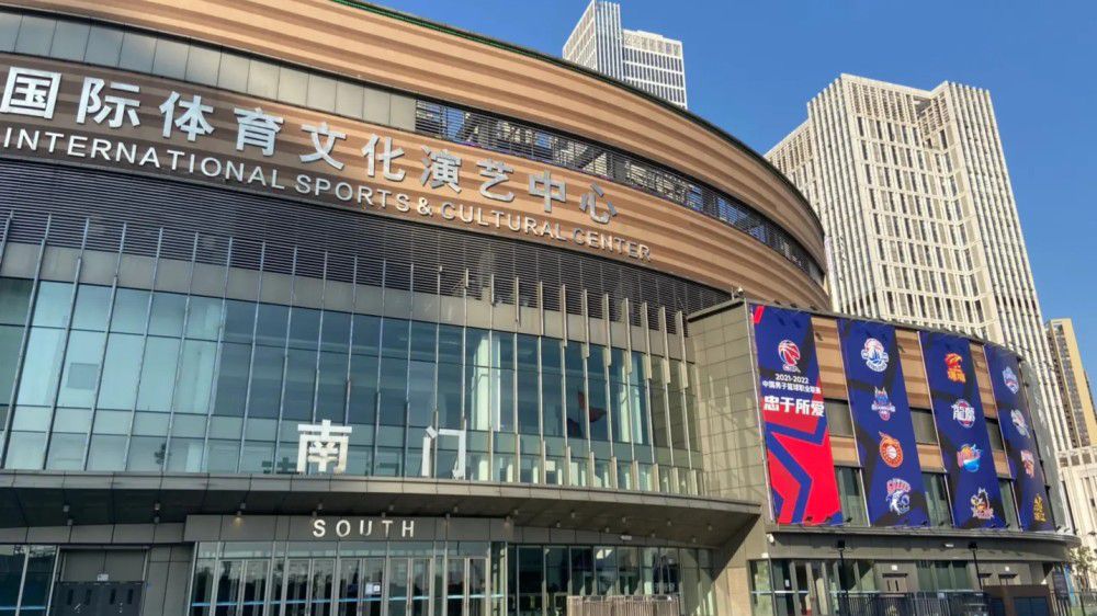 武林在履历连番决战苦战安静了三十年后，七十二路烽烟复兴，掀起了又一轮挞伐。当时有墨客方红叶（刘兆铭 饰）撰写系列武林秘记《红叶手札》，专事表露武林秘史。某日，一家信店受托印制红叶手札，不想店长等人却招来杀身之祸，七十二路烽烟之十色旗主田风（黄树棠 饰）手下将杀戮店长之凶手截杀。几往后，沈家堡堡主沈青（张国柱 饰）向田风求援，女侠青影子（米雪 饰）随田风等人赶至沈家堡，与先行受邀抵达的方红叶一同会面沈青。旧日畅旺的沈家堡已人往堡空，本来沈青年少时，沈家受了杀人胡蝶的谩骂，现在谩骂兑现，杀人胡蝶潜进沈家堡遍地行凶。田风等人出于江湖道义留下探讨胡蝶杀人之根由，却不知堕入了沈家堡与天雷堡的一场隐蔽仇怨……